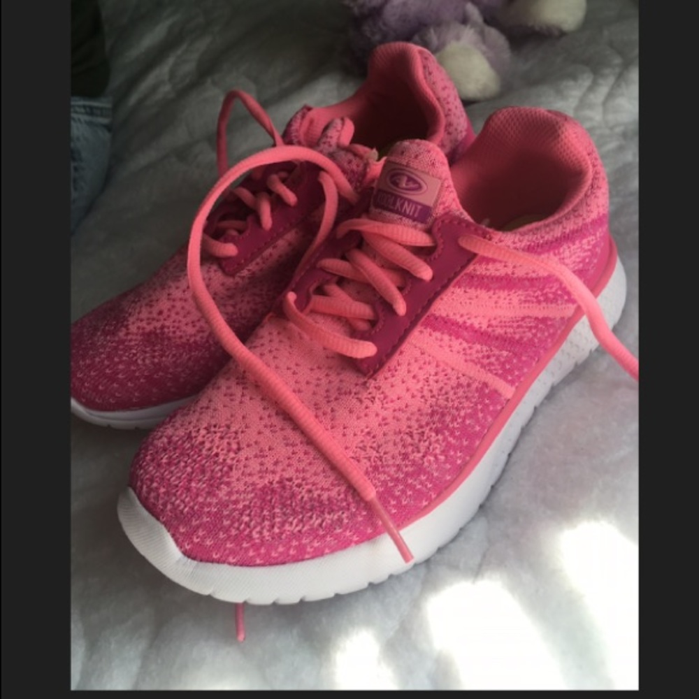 Pink running shoes 👟